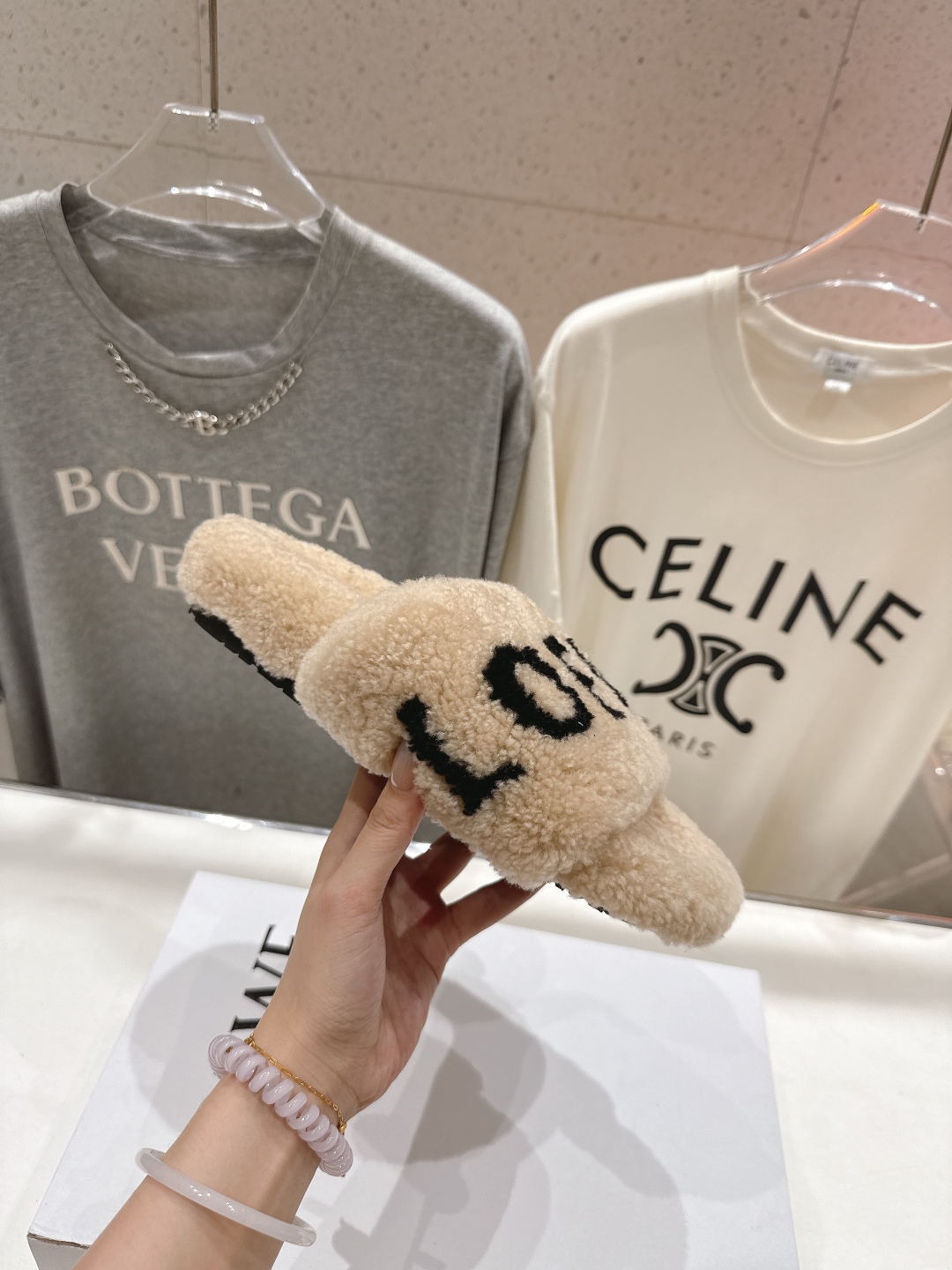 高版本出厂
 Loewe/罗意威25ss秋冬走秀新款·明星同款平底居家毛毛拖鞋，出现在各大时装杂志封面，