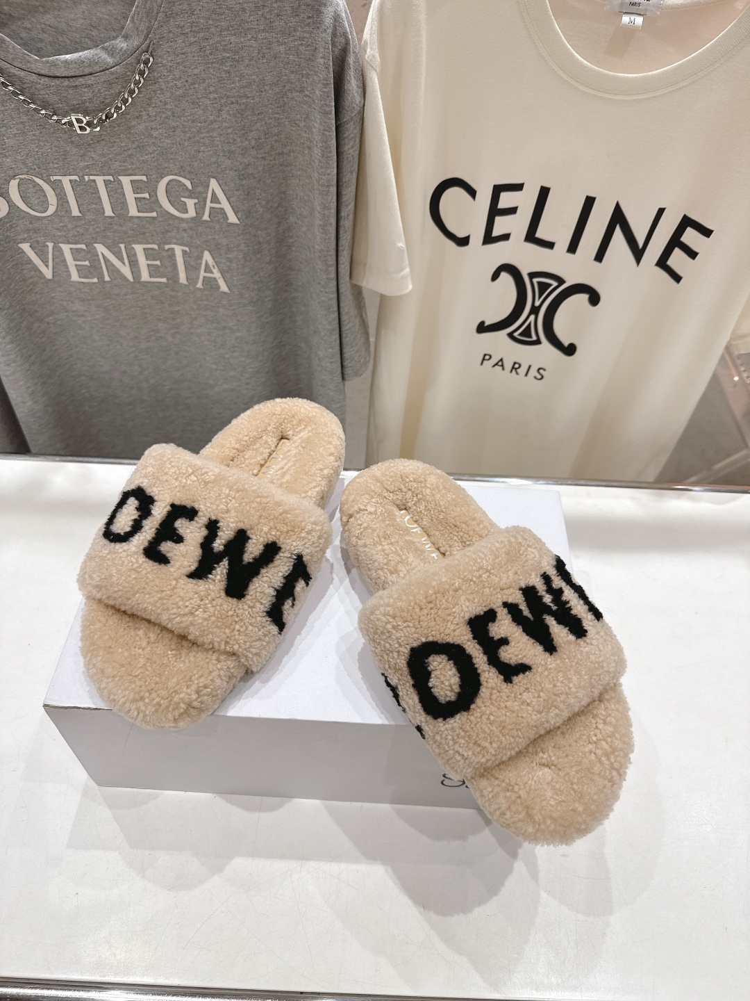 高版本出厂
 Loewe/罗意威25ss秋冬走秀新款·明星同款平底居家毛毛拖鞋，出现在各大时装杂志封面，