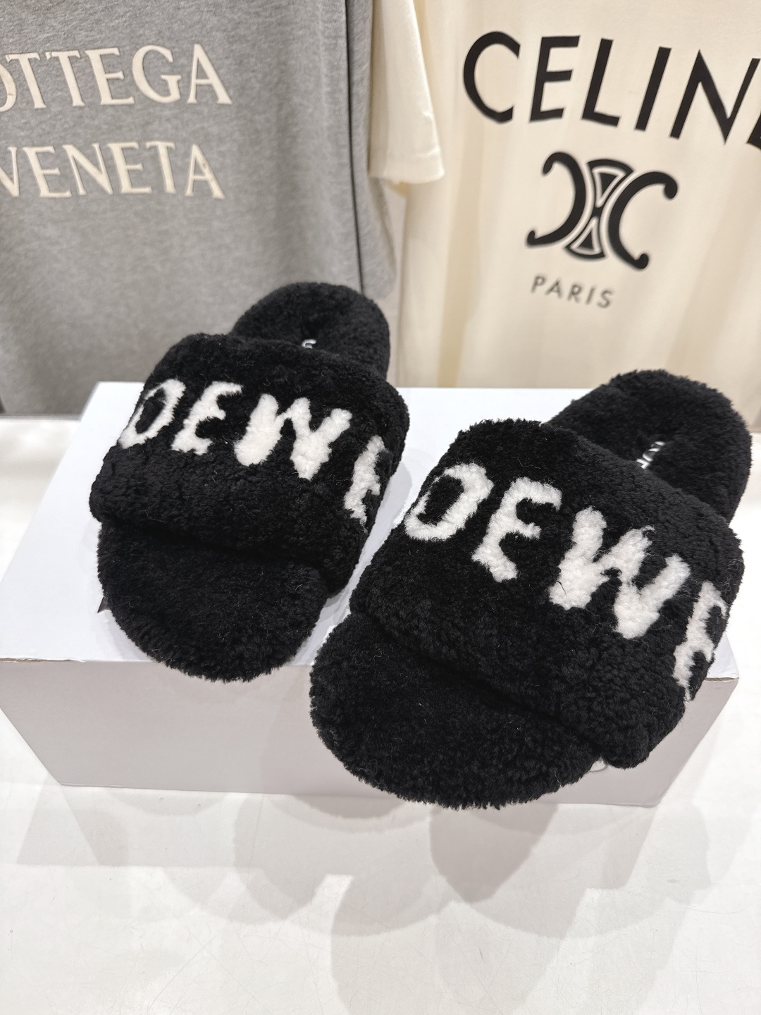 高版本出厂
 Loewe/罗意威25ss秋冬走秀新款·明星同款平底居家毛毛拖鞋，出现在各大时装杂志封面，