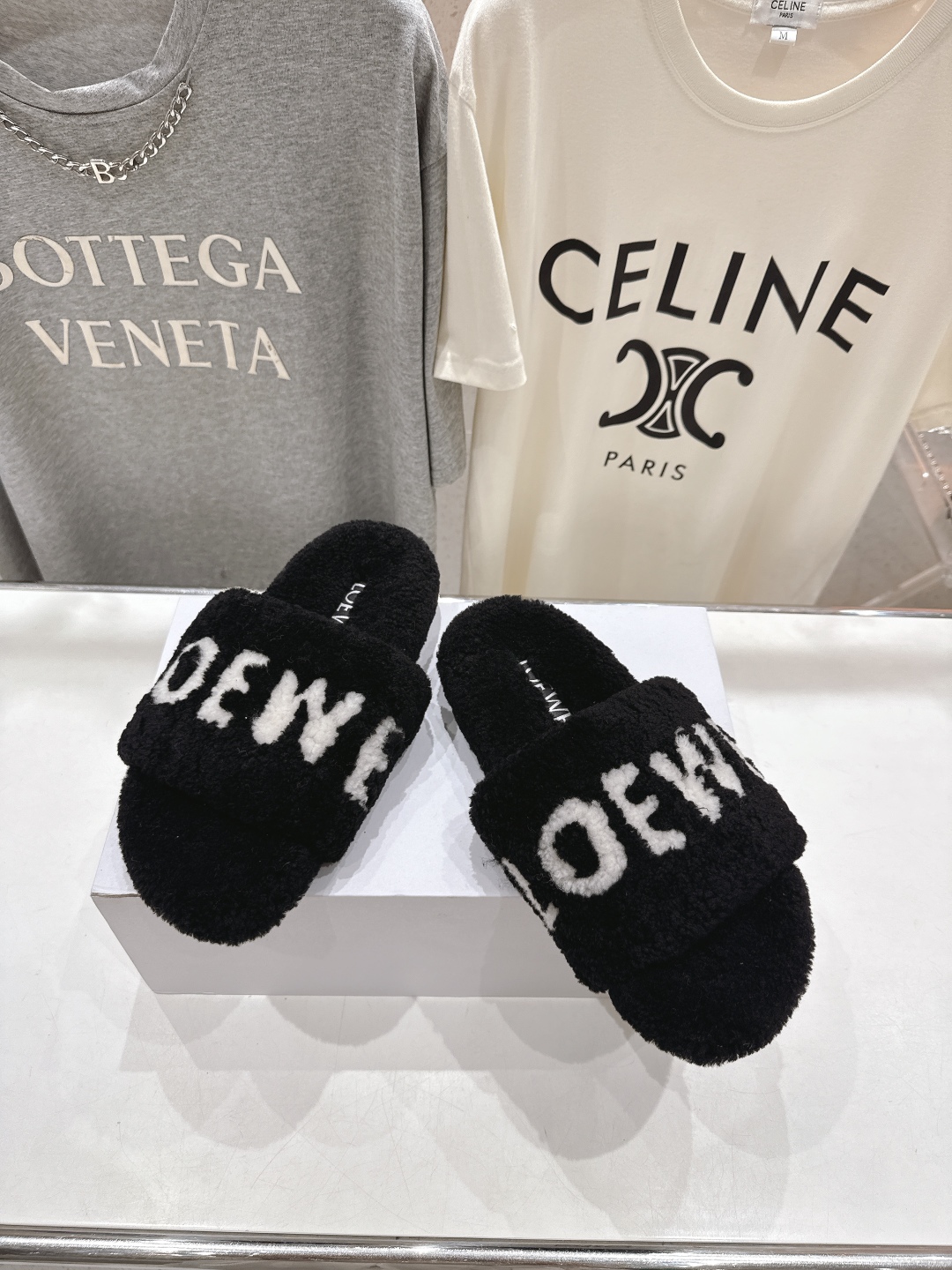 高版本出厂
 Loewe/罗意威25ss秋冬走秀新款·明星同款平底居家毛毛拖鞋，出现在各大时装杂志封面，
