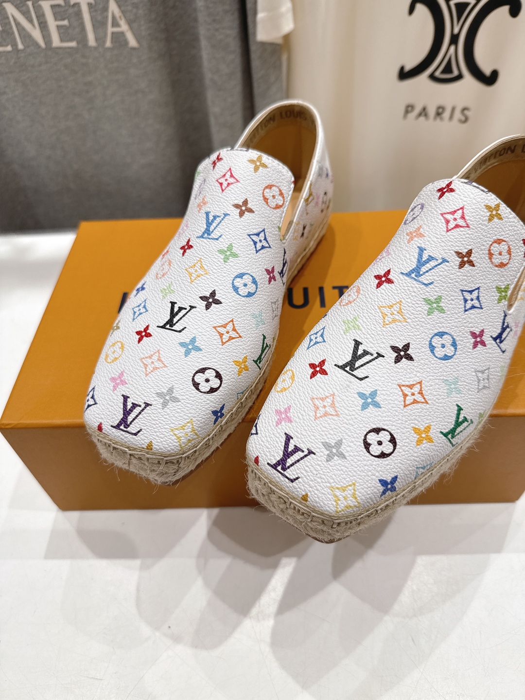 高版本出厂
  Louis Vuitton ss25 new arrival LV驴牌新品草编刺绣渔夫鞋