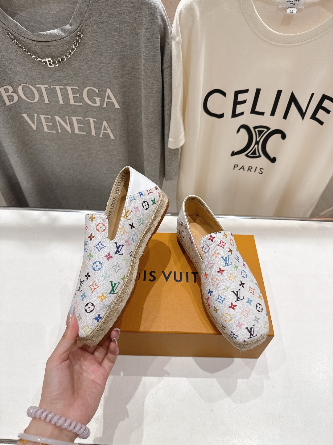 高版本出厂
  Louis Vuitton ss25 new arrival LV驴牌新品草编刺绣渔夫鞋
