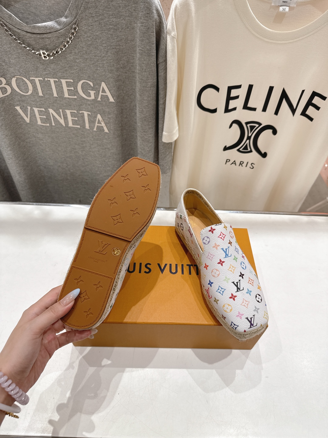 高版本出厂
  Louis Vuitton ss25 new arrival LV驴牌新品草编刺绣渔夫鞋