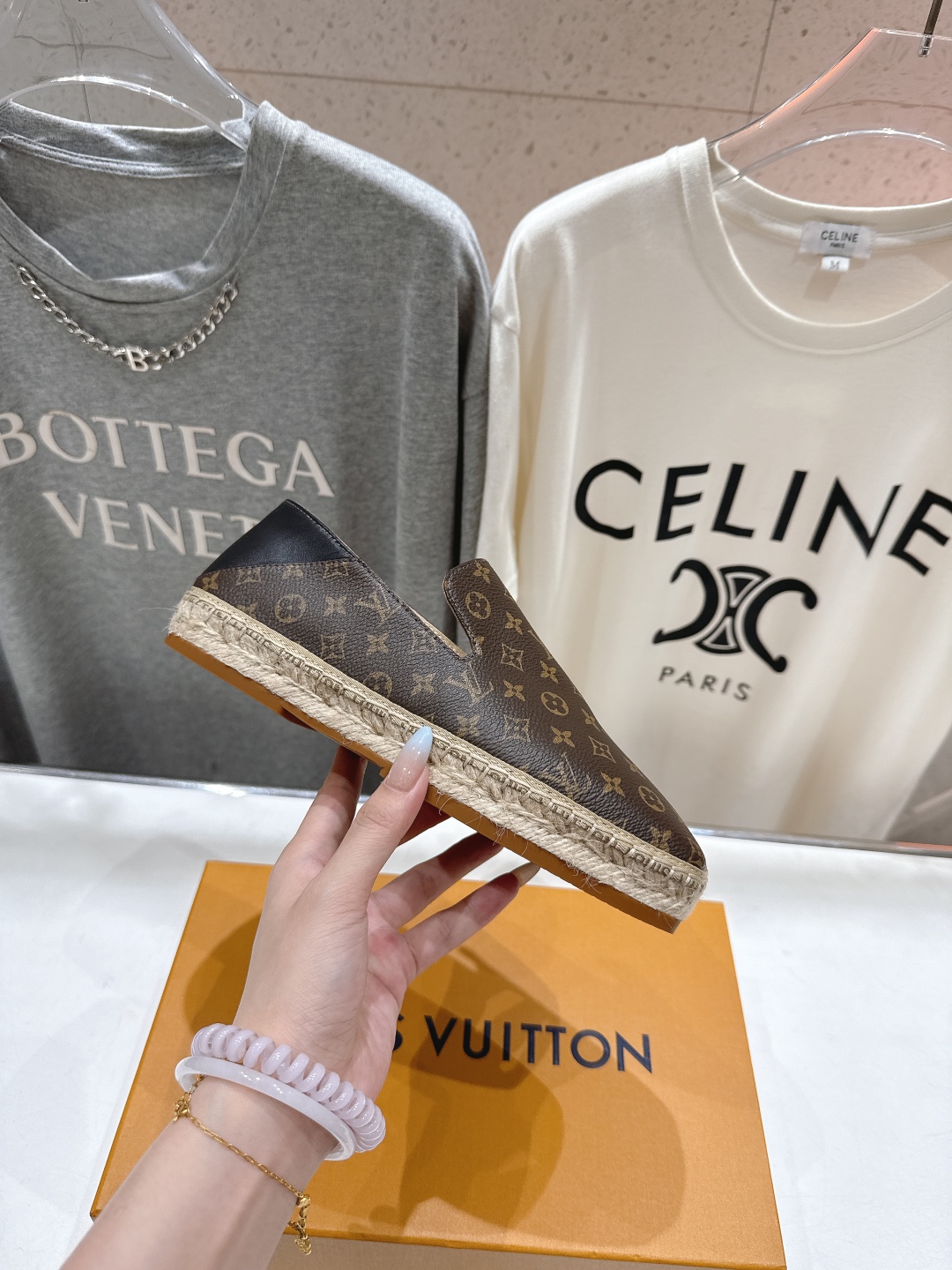 高版本出厂
  Louis Vuitton ss25 new arrival LV驴牌新品草编刺绣渔夫鞋
