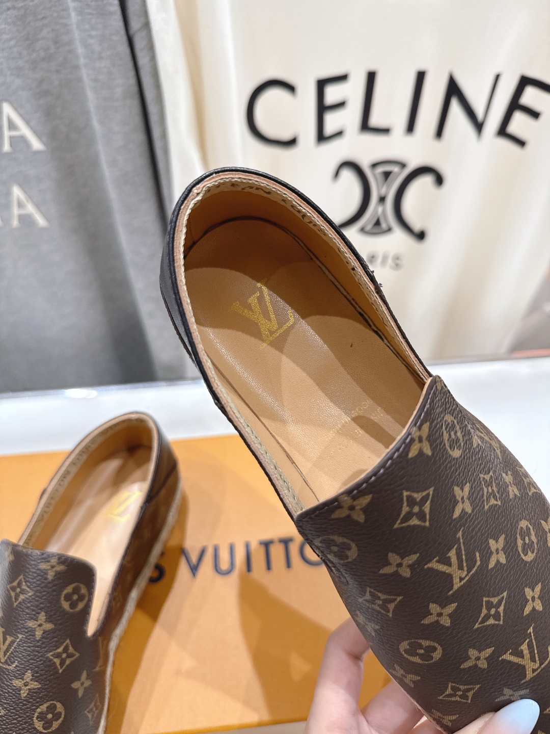 高版本出厂
  Louis Vuitton ss25 new arrival LV驴牌新品草编刺绣渔夫鞋