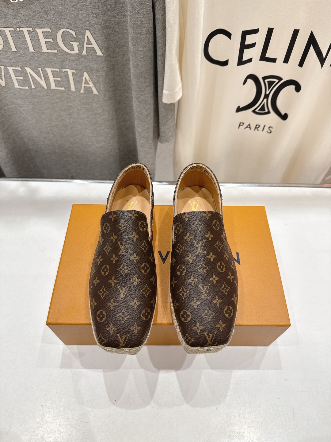 高版本出厂
  Louis Vuitton ss25 new arrival LV驴牌新品草编刺绣渔夫鞋