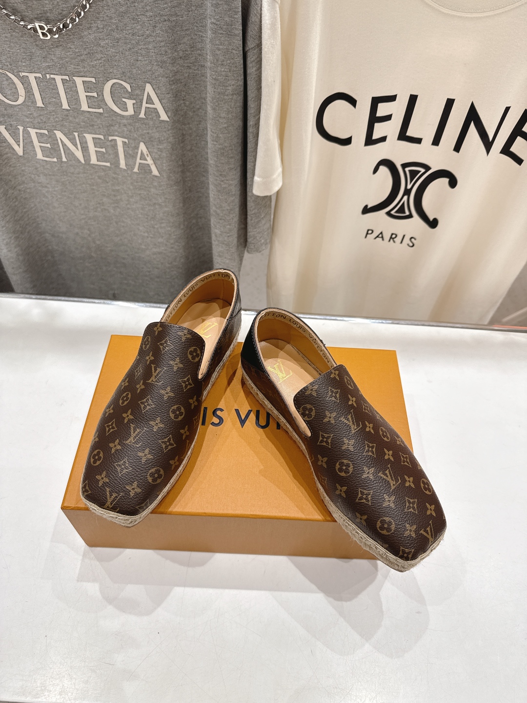 高版本出厂
  Louis Vuitton ss25 new arrival LV驴牌新品草编刺绣渔夫鞋