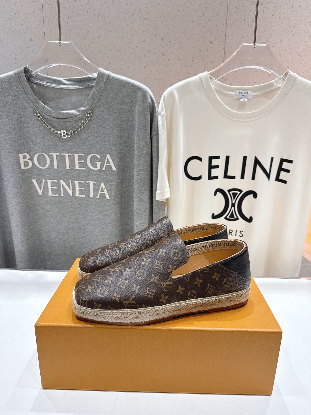 高版本出厂
  Louis Vuitton ss25 new arrival LV驴牌新品草编刺绣渔夫鞋