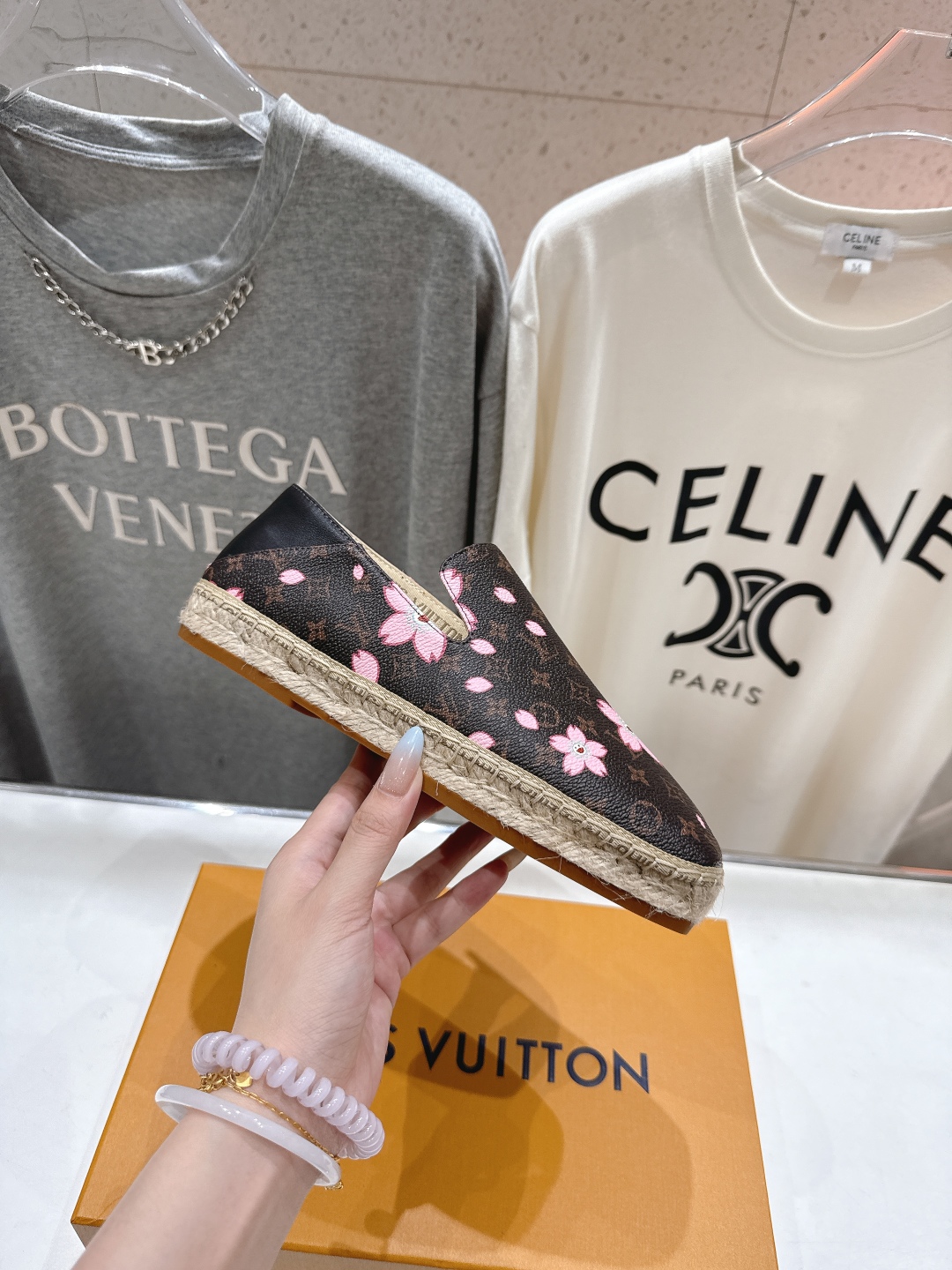 高版本出厂
  Louis Vuitton ss25 new arrival LV驴牌新品草编刺绣渔夫鞋