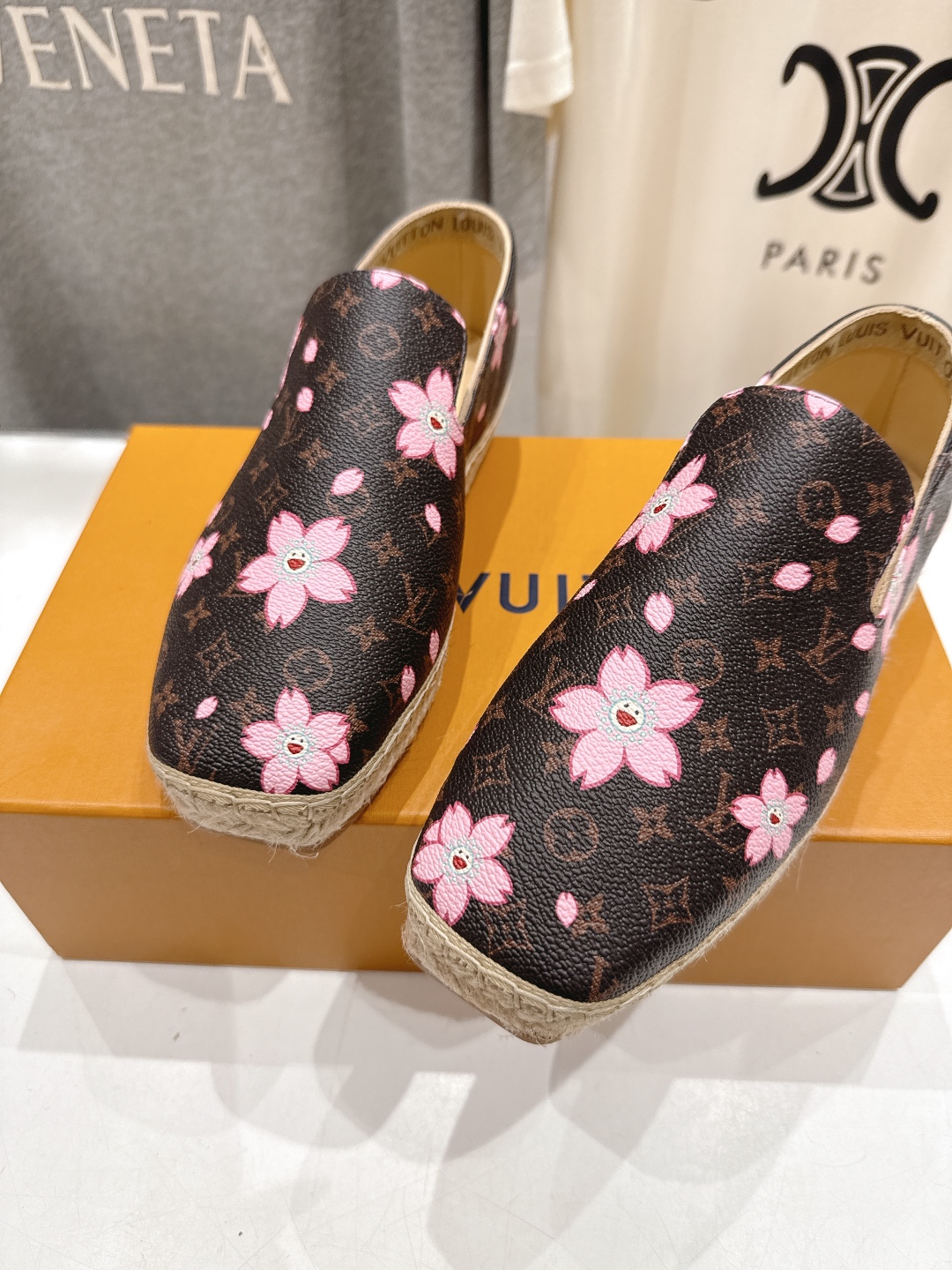 高版本出厂
  Louis Vuitton ss25 new arrival LV驴牌新品草编刺绣渔夫鞋
