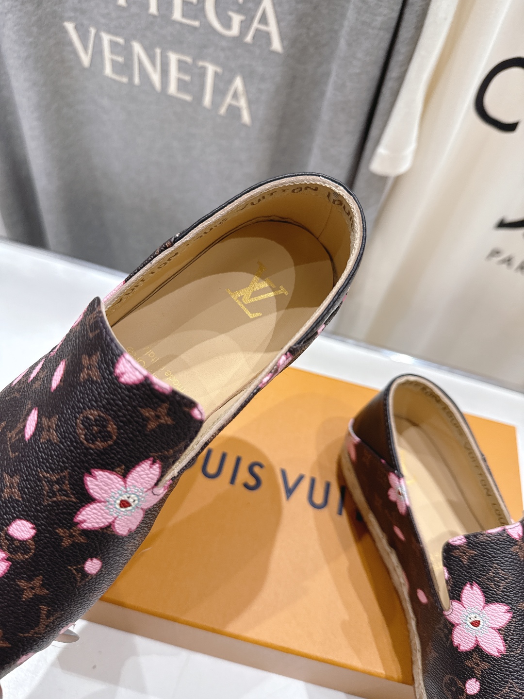高版本出厂
  Louis Vuitton ss25 new arrival LV驴牌新品草编刺绣渔夫鞋