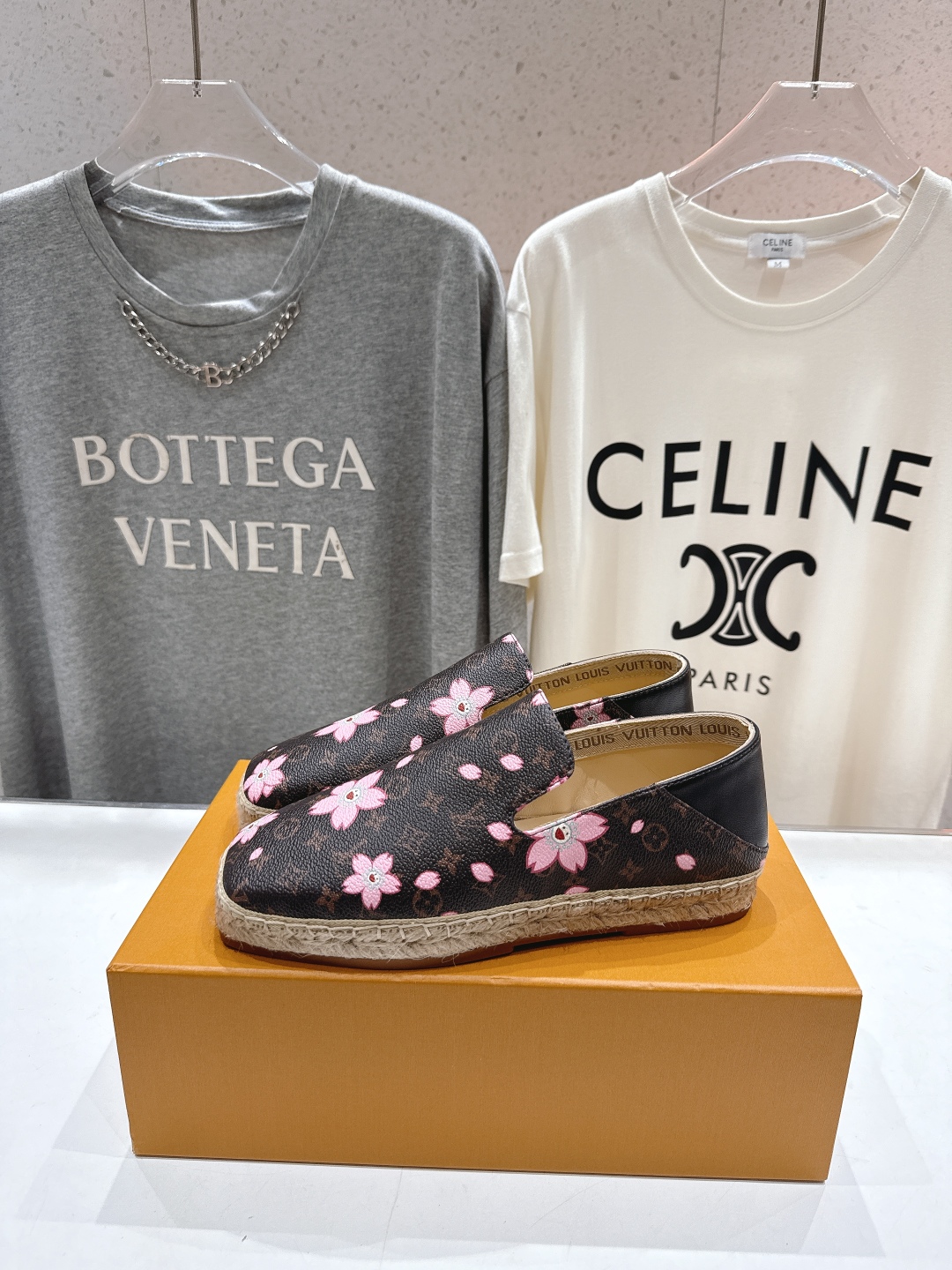 高版本出厂
  Louis Vuitton ss25 new arrival LV驴牌新品草编刺绣渔夫鞋