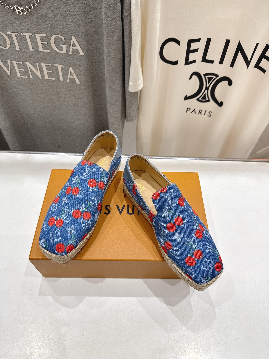 高版本出厂
  Louis Vuitton ss25 new arrival LV驴牌新品草编刺绣渔夫鞋