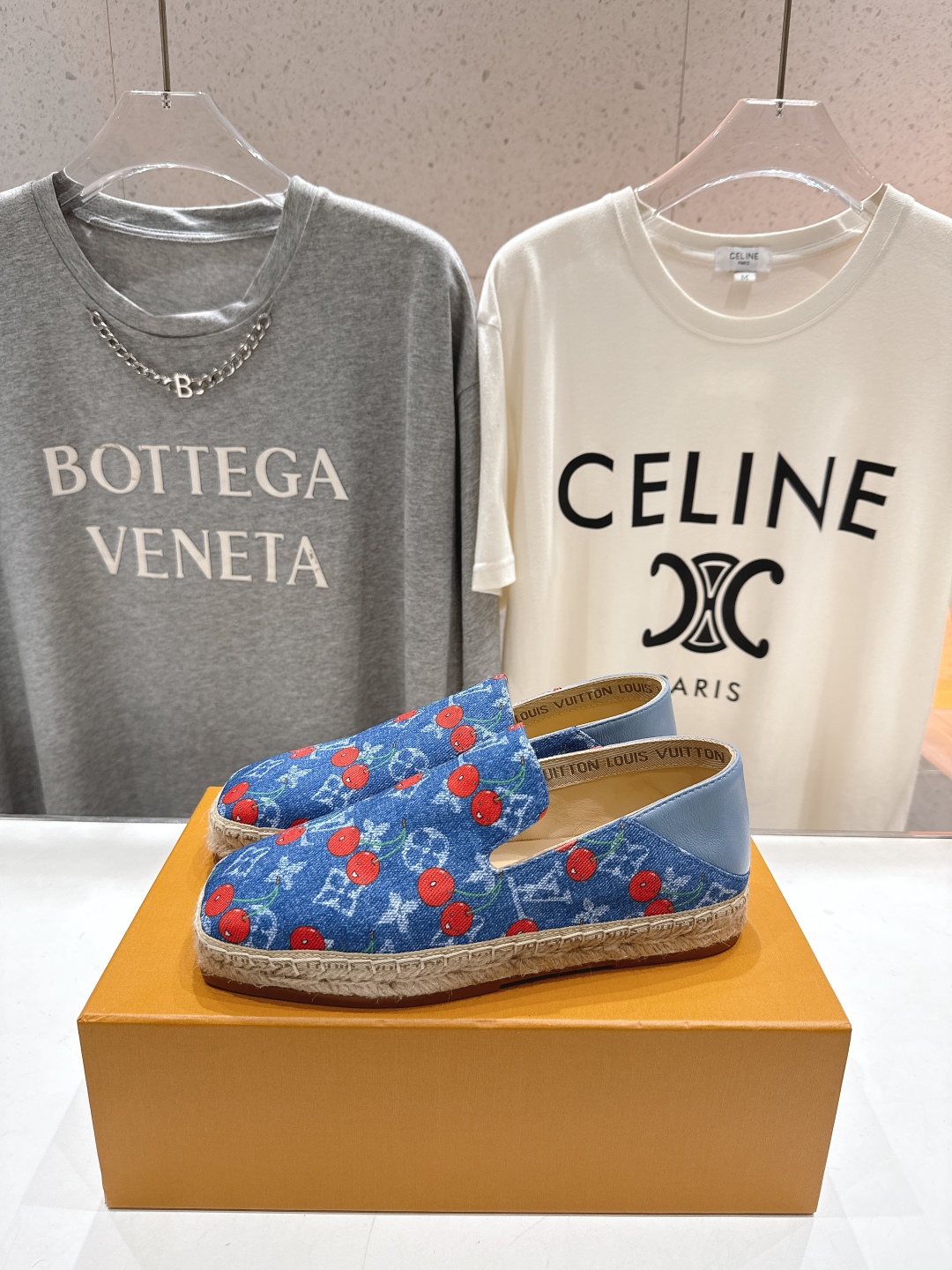 高版本出厂
  Louis Vuitton ss25 new arrival LV驴牌新品草编刺绣渔夫鞋