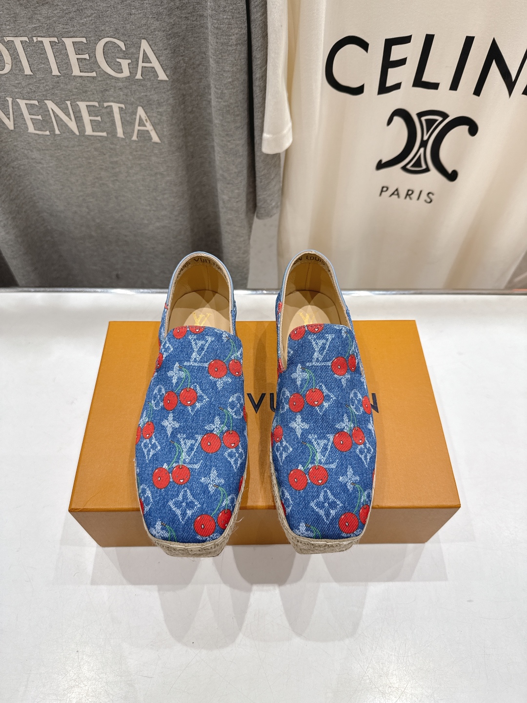高版本出厂
  Louis Vuitton ss25 new arrival LV驴牌新品草编刺绣渔夫鞋