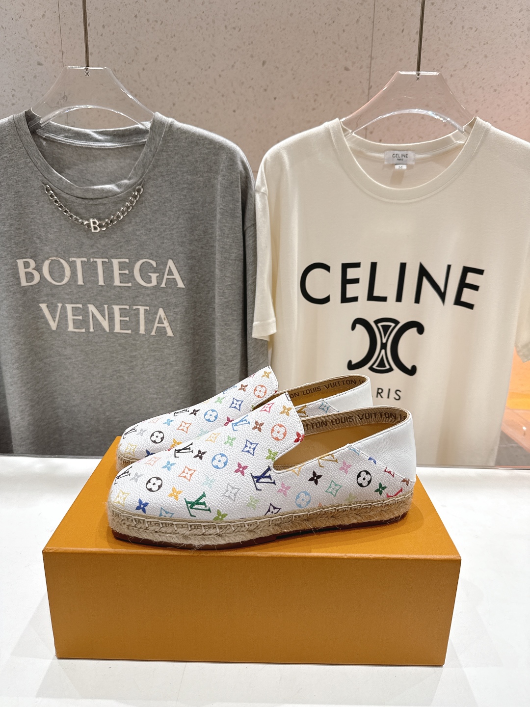 高版本出厂
  Louis Vuitton ss25 new arrival LV驴牌新品草编刺绣渔夫鞋