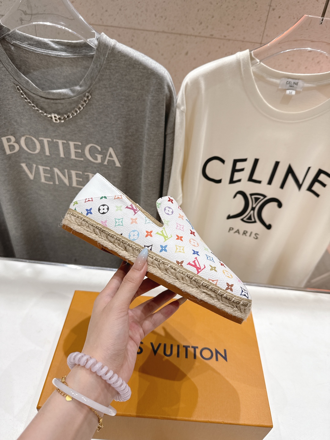 高版本出厂
  Louis Vuitton ss25 new arrival LV驴牌新品草编刺绣渔夫鞋
