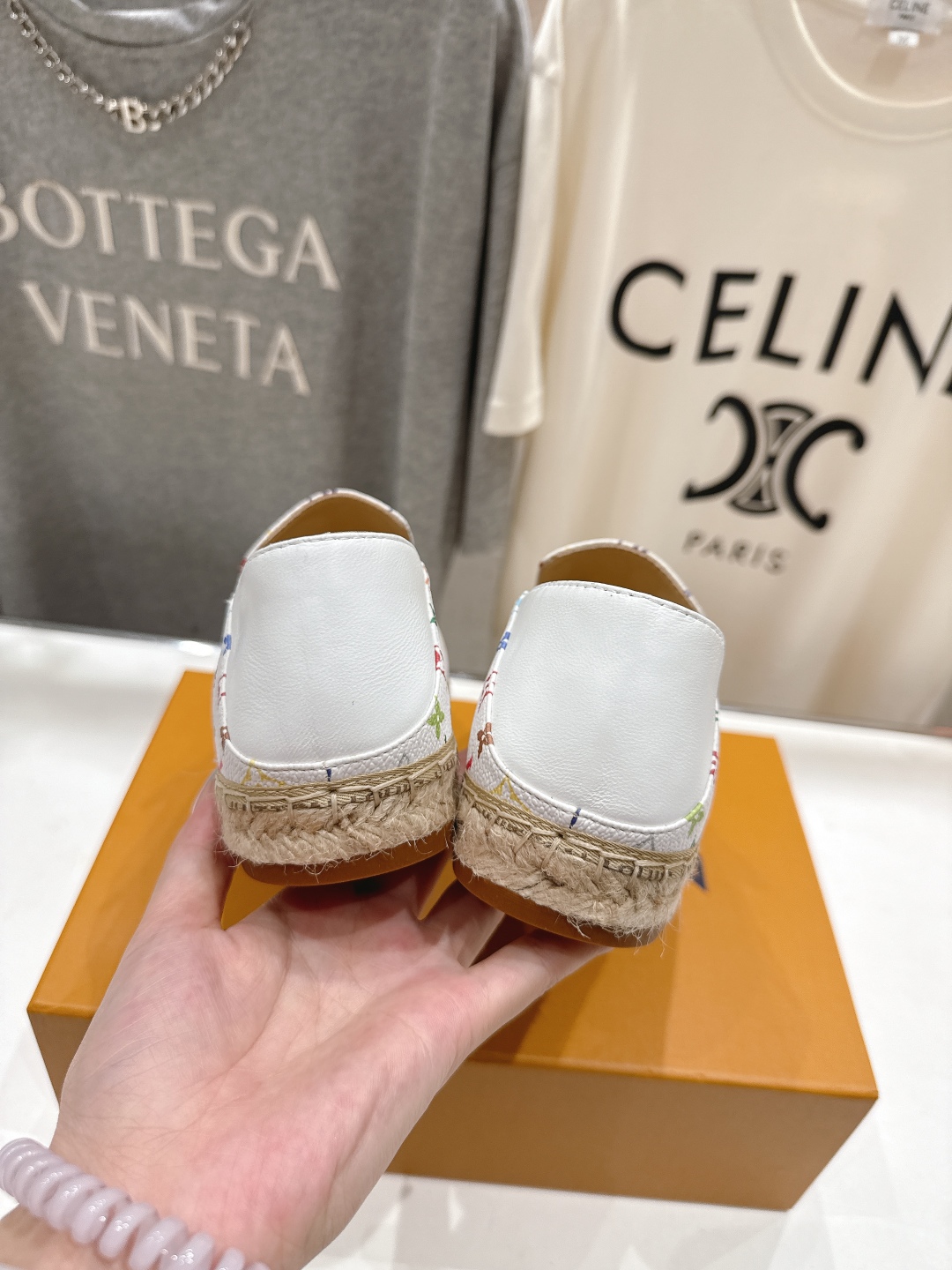 高版本出厂
  Louis Vuitton ss25 new arrival LV驴牌新品草编刺绣渔夫鞋