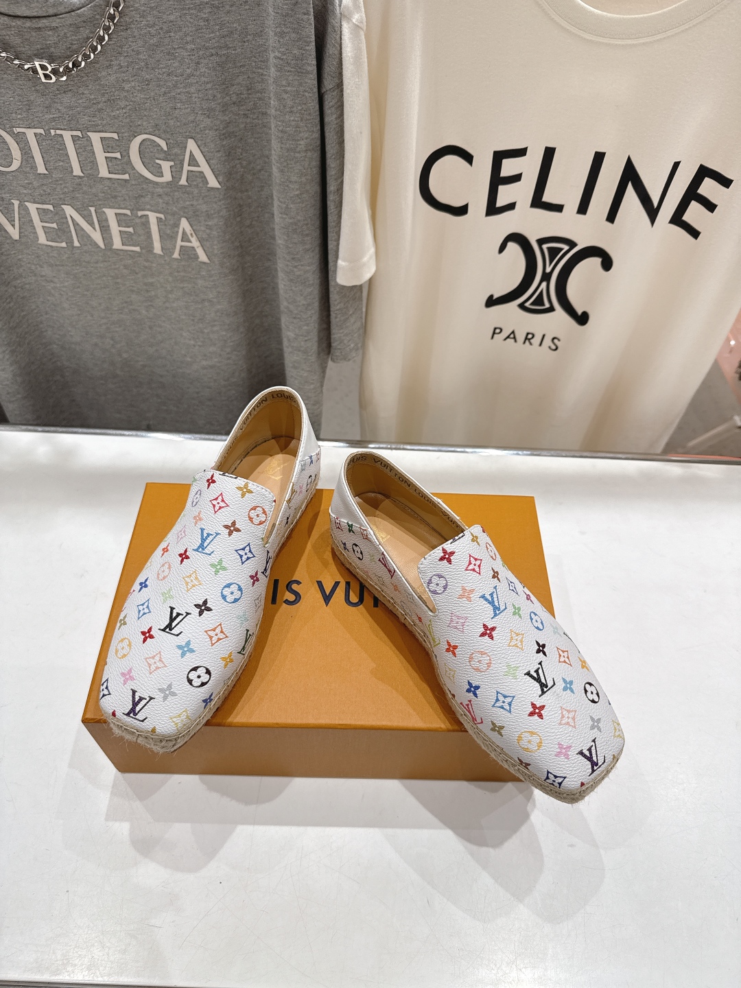 高版本出厂
  Louis Vuitton ss25 new arrival LV驴牌新品草编刺绣渔夫鞋