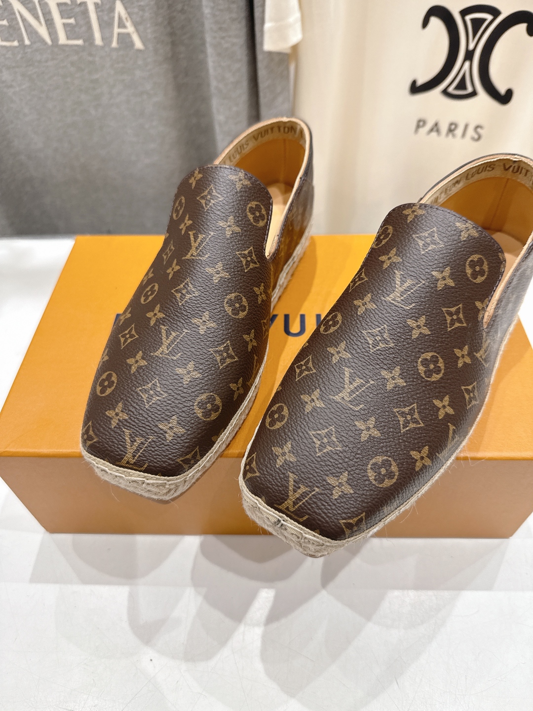 高版本出厂
  Louis Vuitton ss25 new arrival LV驴牌新品草编刺绣渔夫鞋