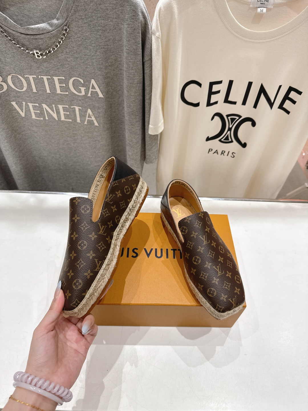 高版本出厂
  Louis Vuitton ss25 new arrival LV驴牌新品草编刺绣渔夫鞋