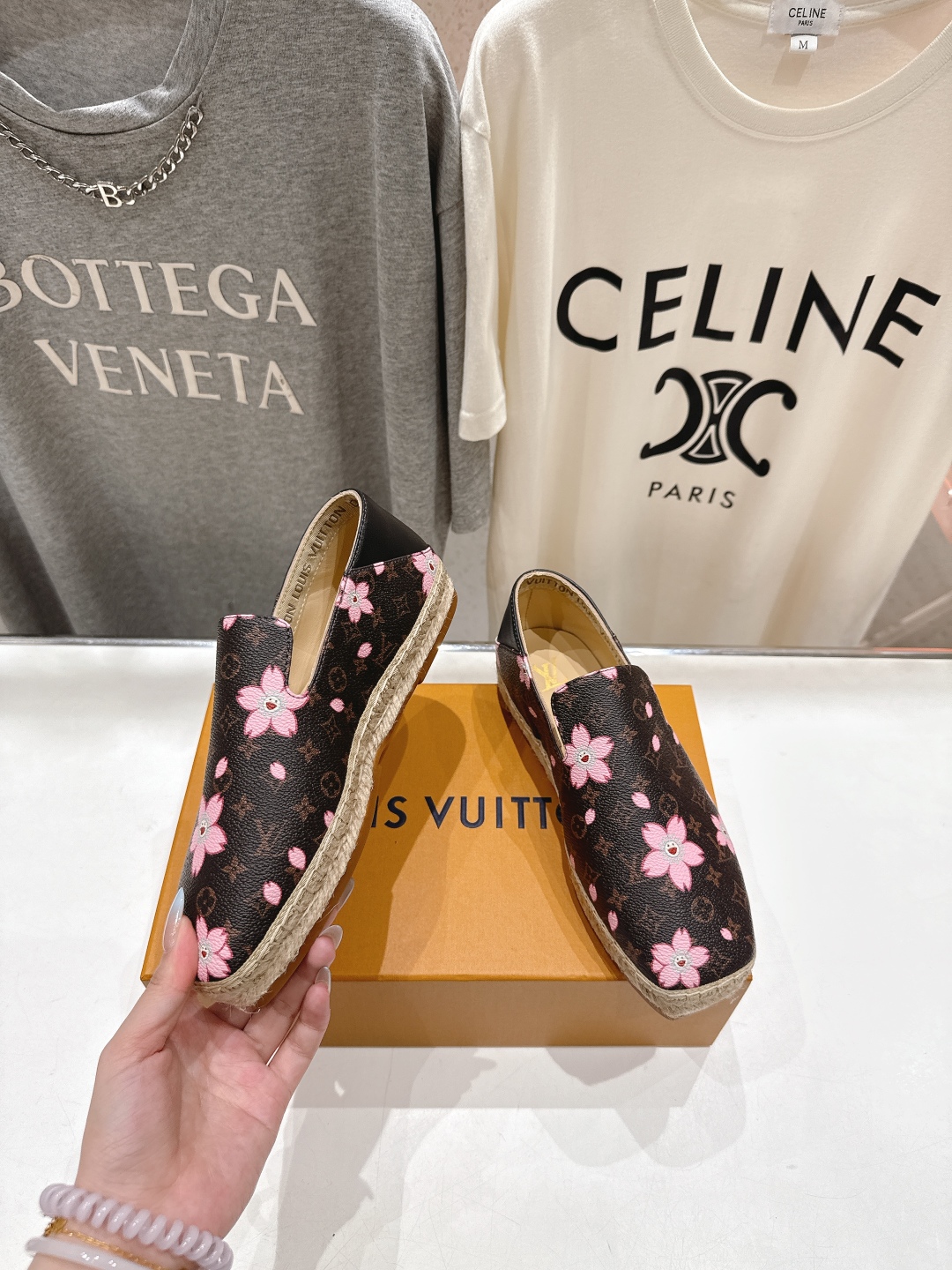 高版本出厂
  Louis Vuitton ss25 new arrival LV驴牌新品草编刺绣渔夫鞋