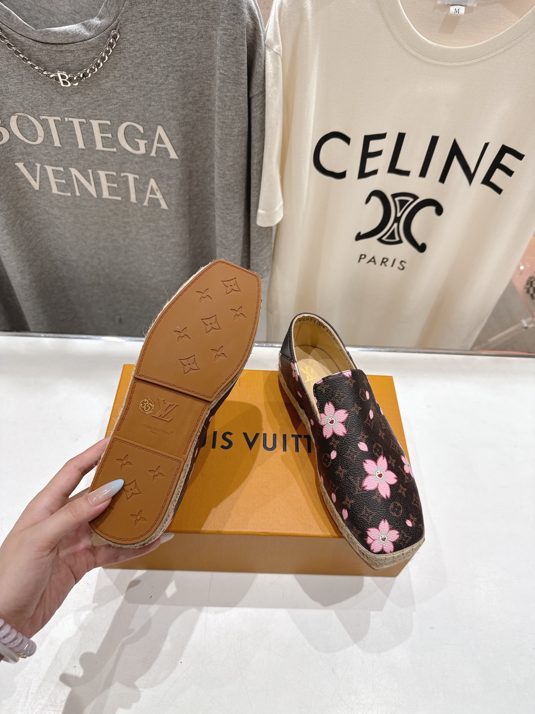 高版本出厂
  Louis Vuitton ss25 new arrival LV驴牌新品草编刺绣渔夫鞋
