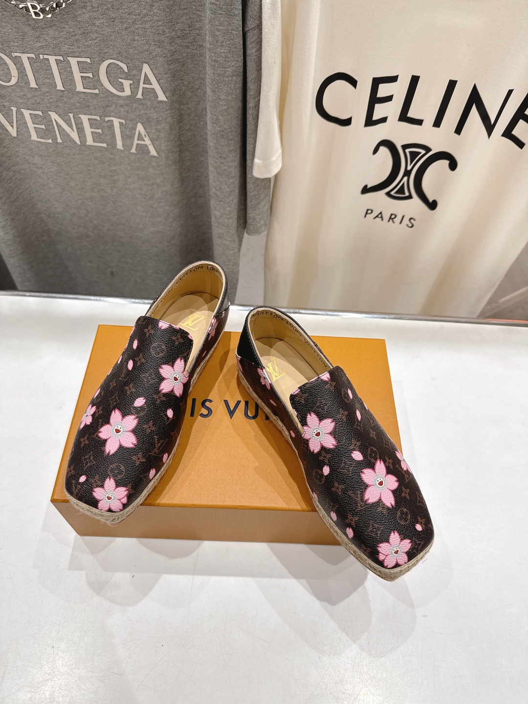 高版本出厂
  Louis Vuitton ss25 new arrival LV驴牌新品草编刺绣渔夫鞋