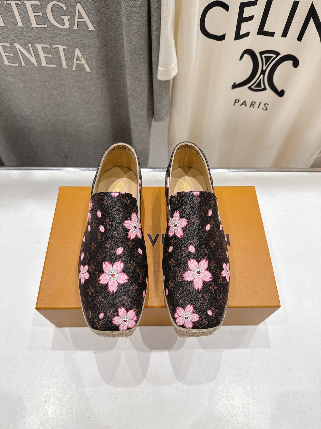高版本出厂
  Louis Vuitton ss25 new arrival LV驴牌新品草编刺绣渔夫鞋