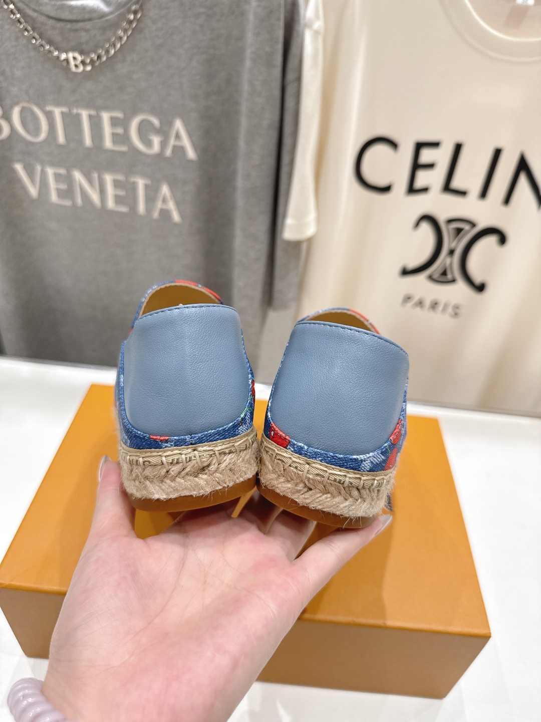 高版本出厂
  Louis Vuitton ss25 new arrival LV驴牌新品草编刺绣渔夫鞋