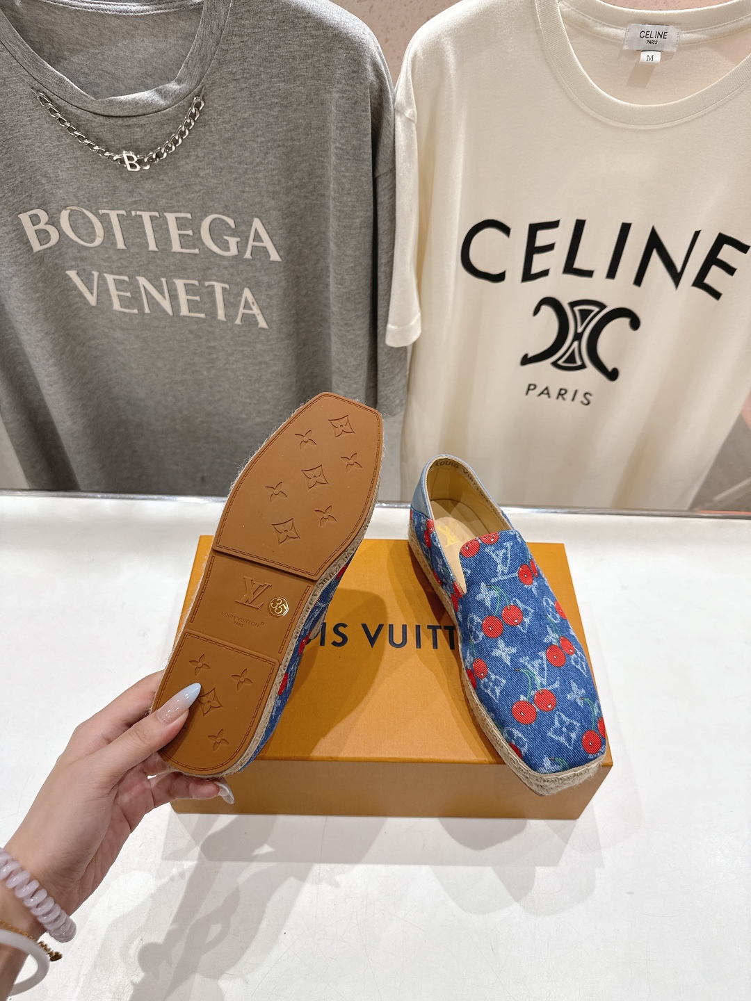 高版本出厂
  Louis Vuitton ss25 new arrival LV驴牌新品草编刺绣渔夫鞋