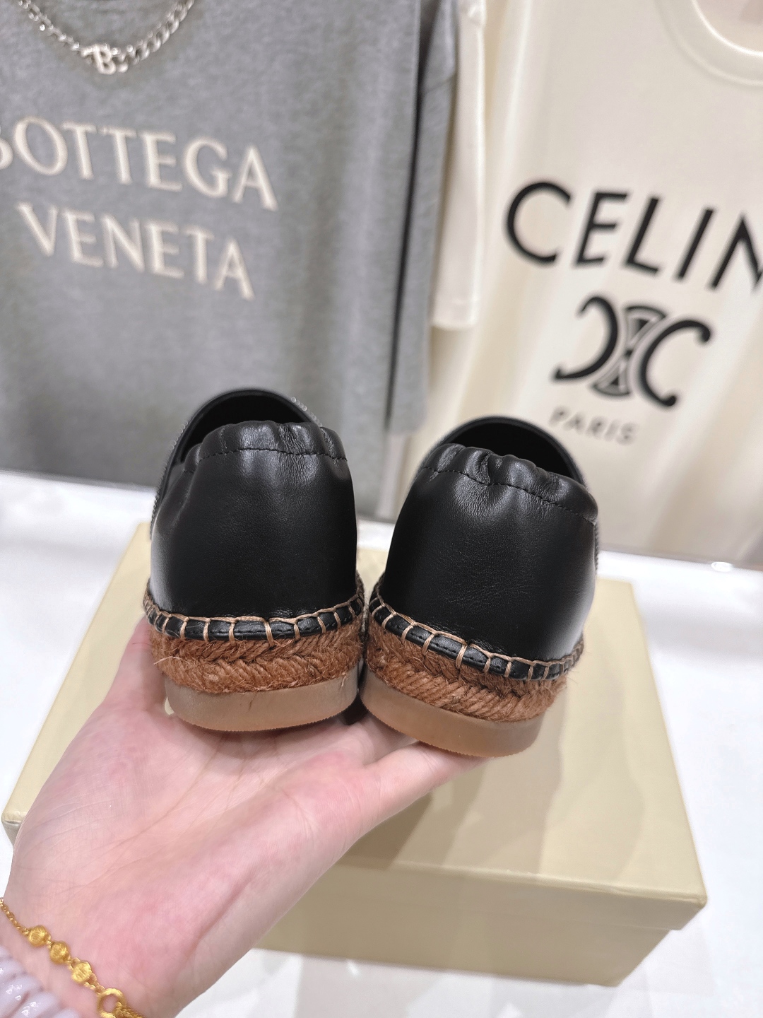 高版本出厂
   Brunello Cucinelli 新款BC麻绳底渔夫鞋系列，一脚蹬乐福鞋。网红推荐