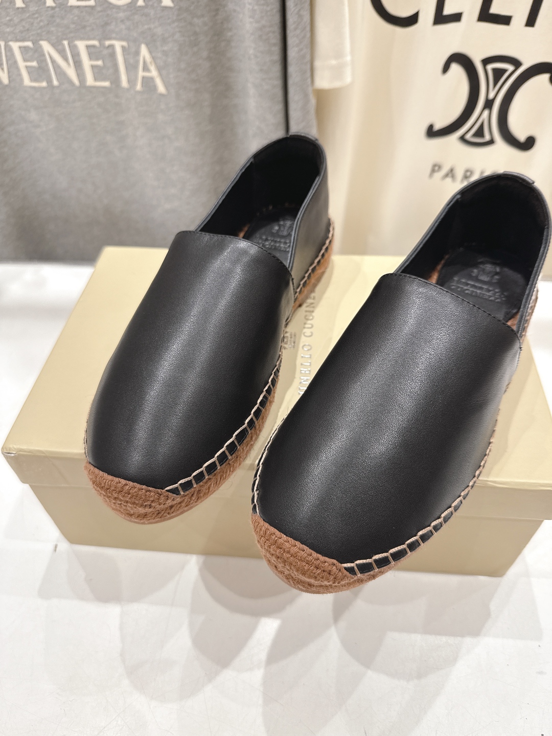 高版本出厂
   Brunello Cucinelli 新款BC麻绳底渔夫鞋系列，一脚蹬乐福鞋。网红推荐