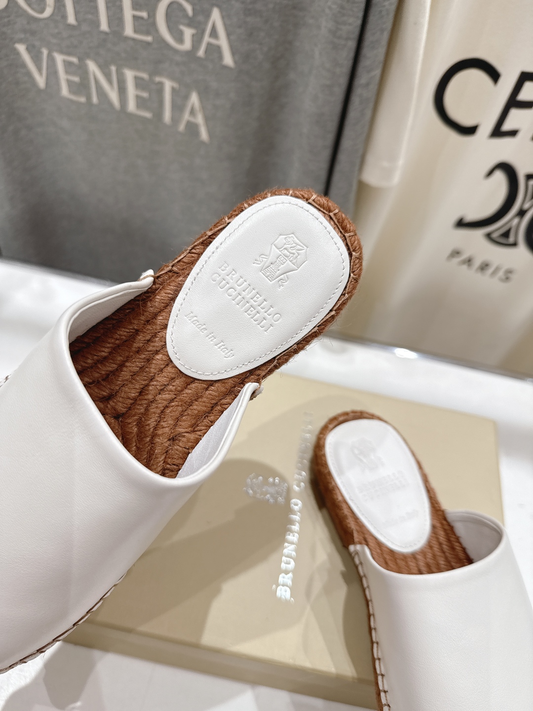 高版本出厂
   Brunello Cucinelli 新款BC麻绳底渔夫鞋系列，一脚蹬乐福鞋。网红推荐