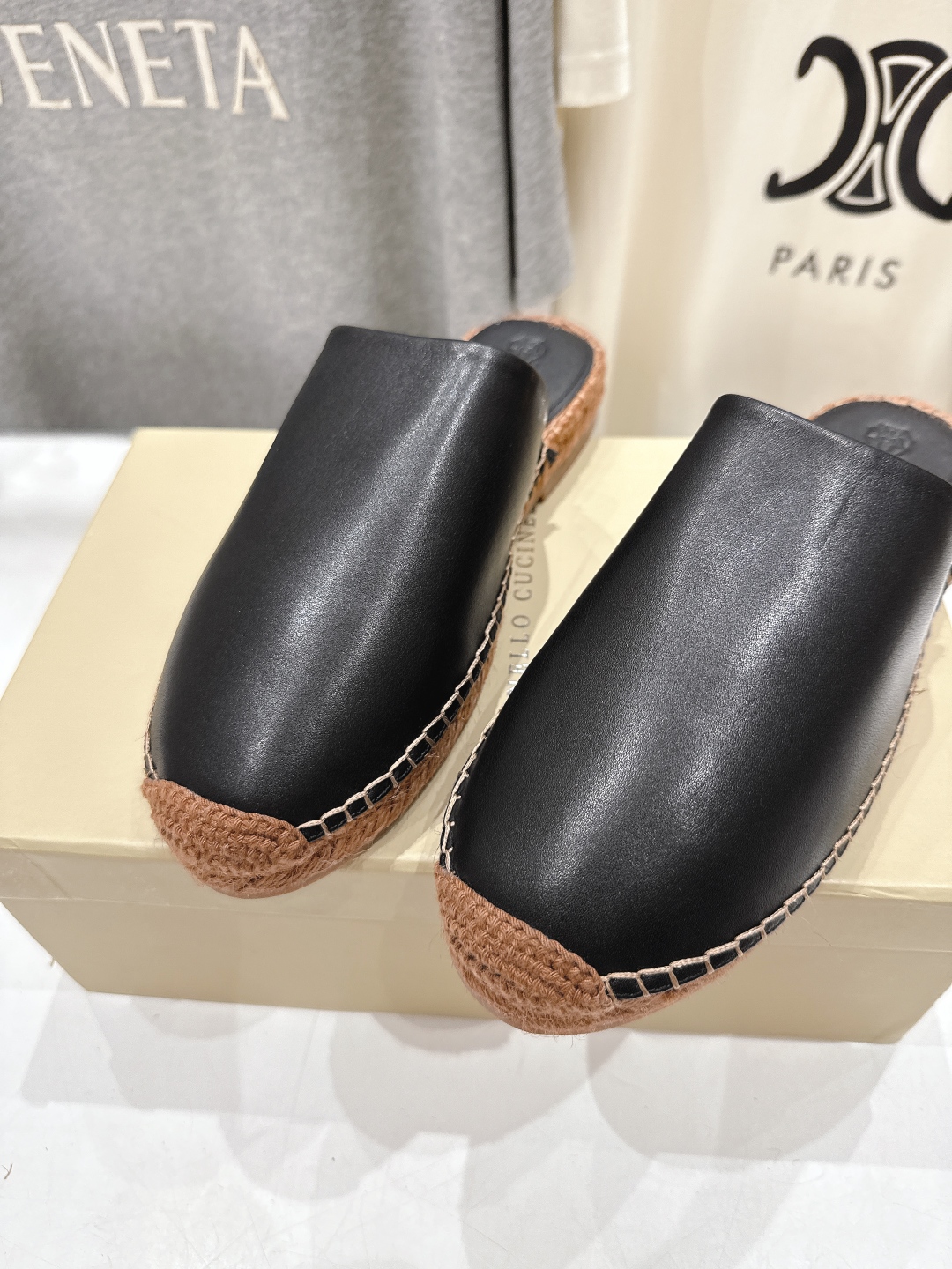 高版本出厂
   Brunello Cucinelli 新款BC麻绳底渔夫鞋系列，一脚蹬乐福鞋。网红推荐