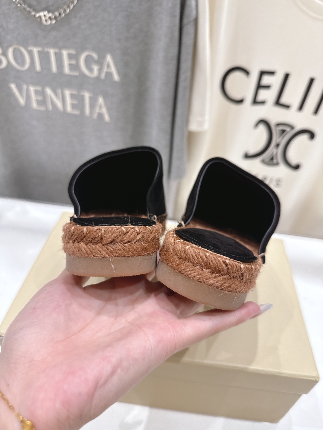 高版本出厂
   Brunello Cucinelli 新款BC麻绳底渔夫鞋系列，一脚蹬乐福鞋。网红推荐