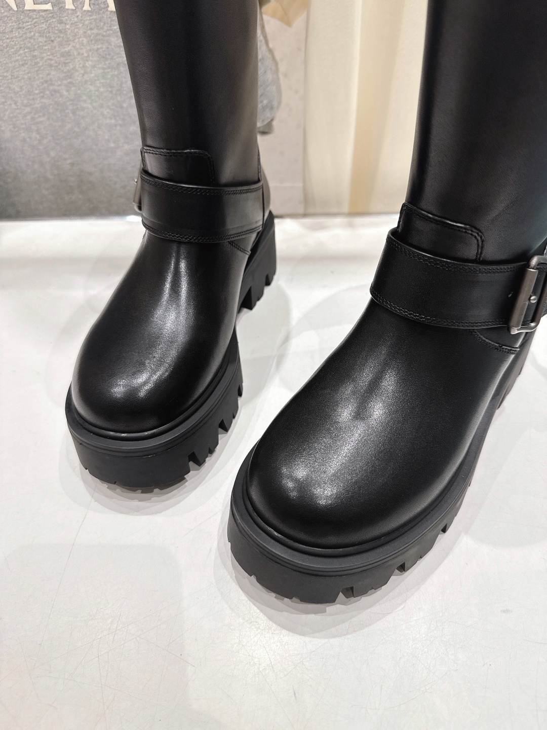 高版本出厂 prada/普拉达F041 2025ss最新三角扣厚底中筒靴马丁靴,非常耐看的一款走秀款中筒