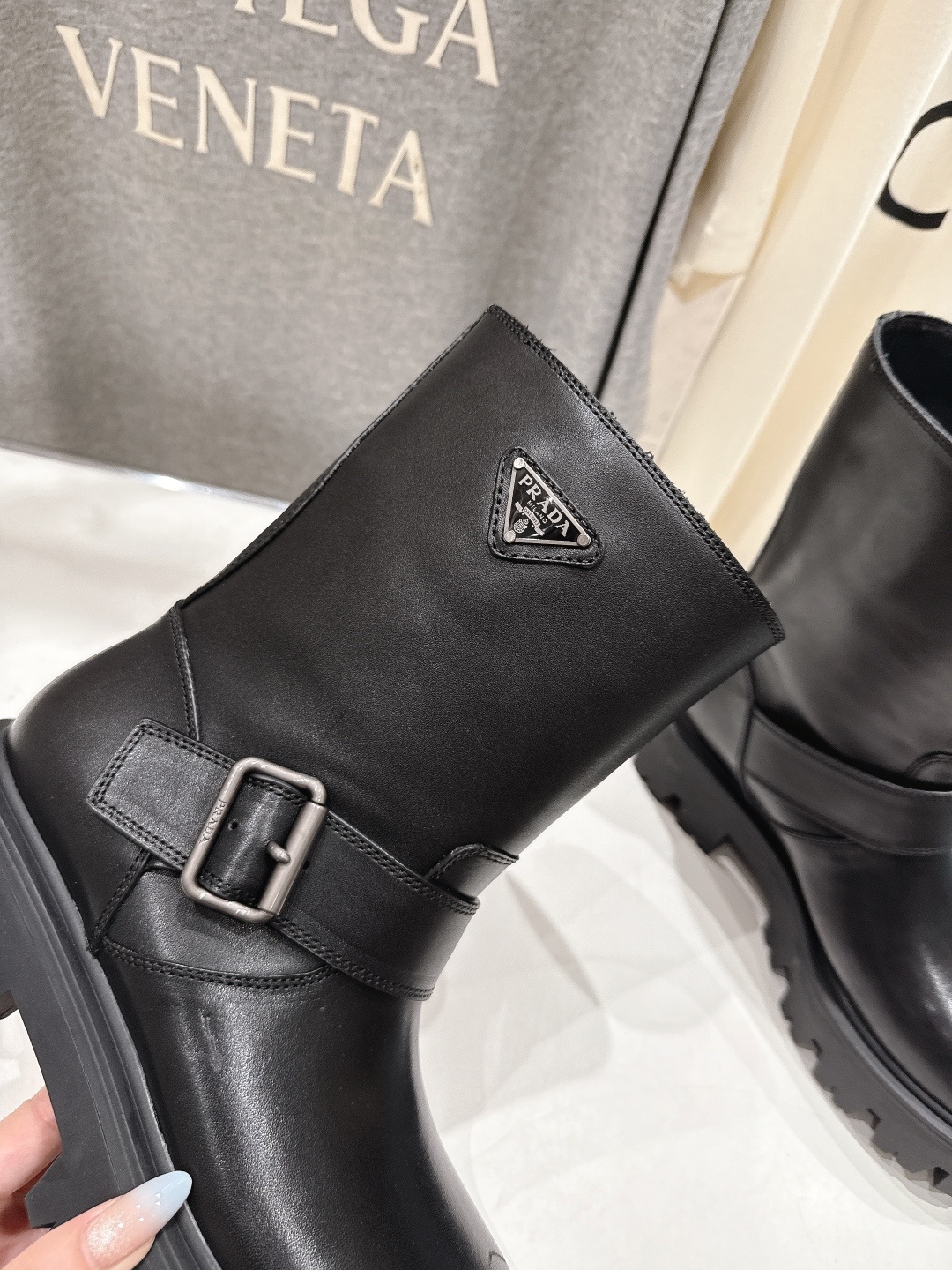 高版本出厂 prada/普拉达F041 2025ss最新三角扣厚底中筒靴马丁靴,非常耐看的一款走秀款中筒