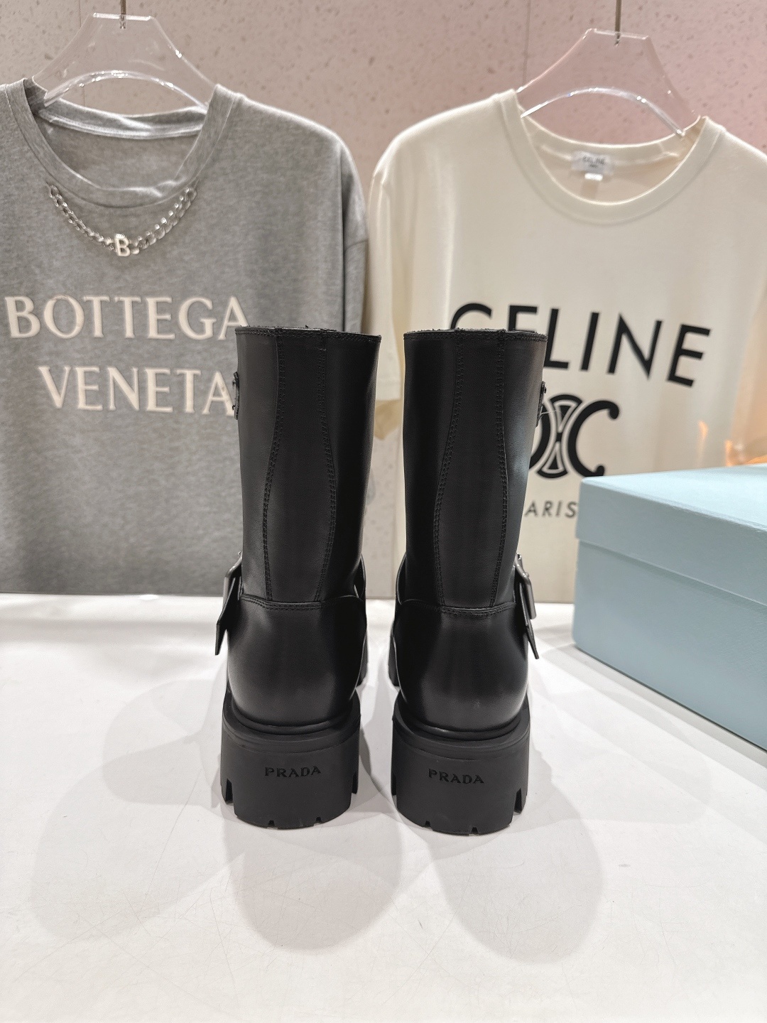 高版本出厂 prada/普拉达F041 2025ss最新三角扣厚底中筒靴马丁靴,非常耐看的一款走秀款中筒