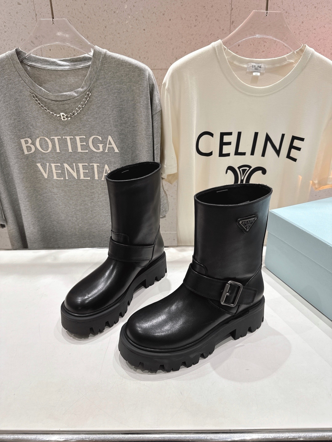高版本出厂 prada/普拉达F041 2025ss最新三角扣厚底中筒靴马丁靴,非常耐看的一款走秀款中筒