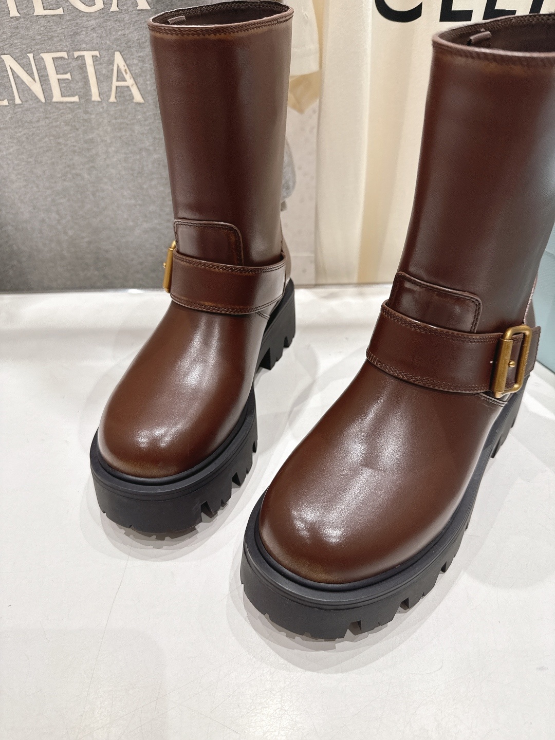 高版本出厂 prada/普拉达F041 2025ss最新三角扣厚底中筒靴马丁靴,非常耐看的一款走秀款中筒