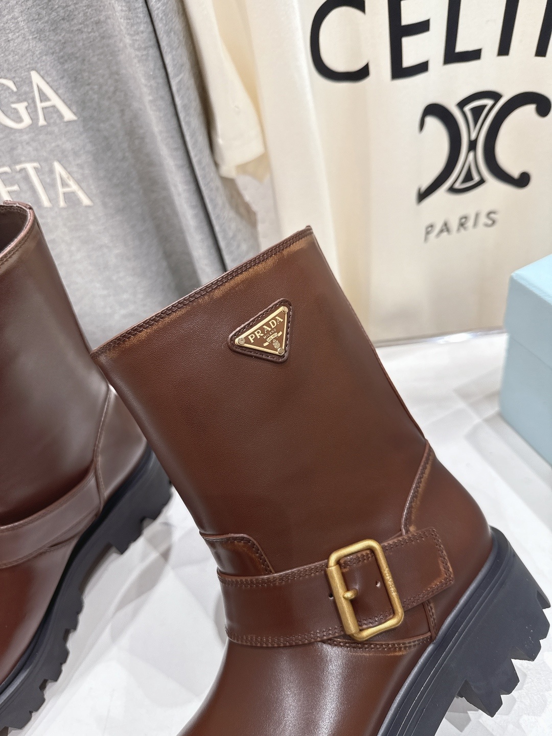 高版本出厂 prada/普拉达F041 2025ss最新三角扣厚底中筒靴马丁靴,非常耐看的一款走秀款中筒