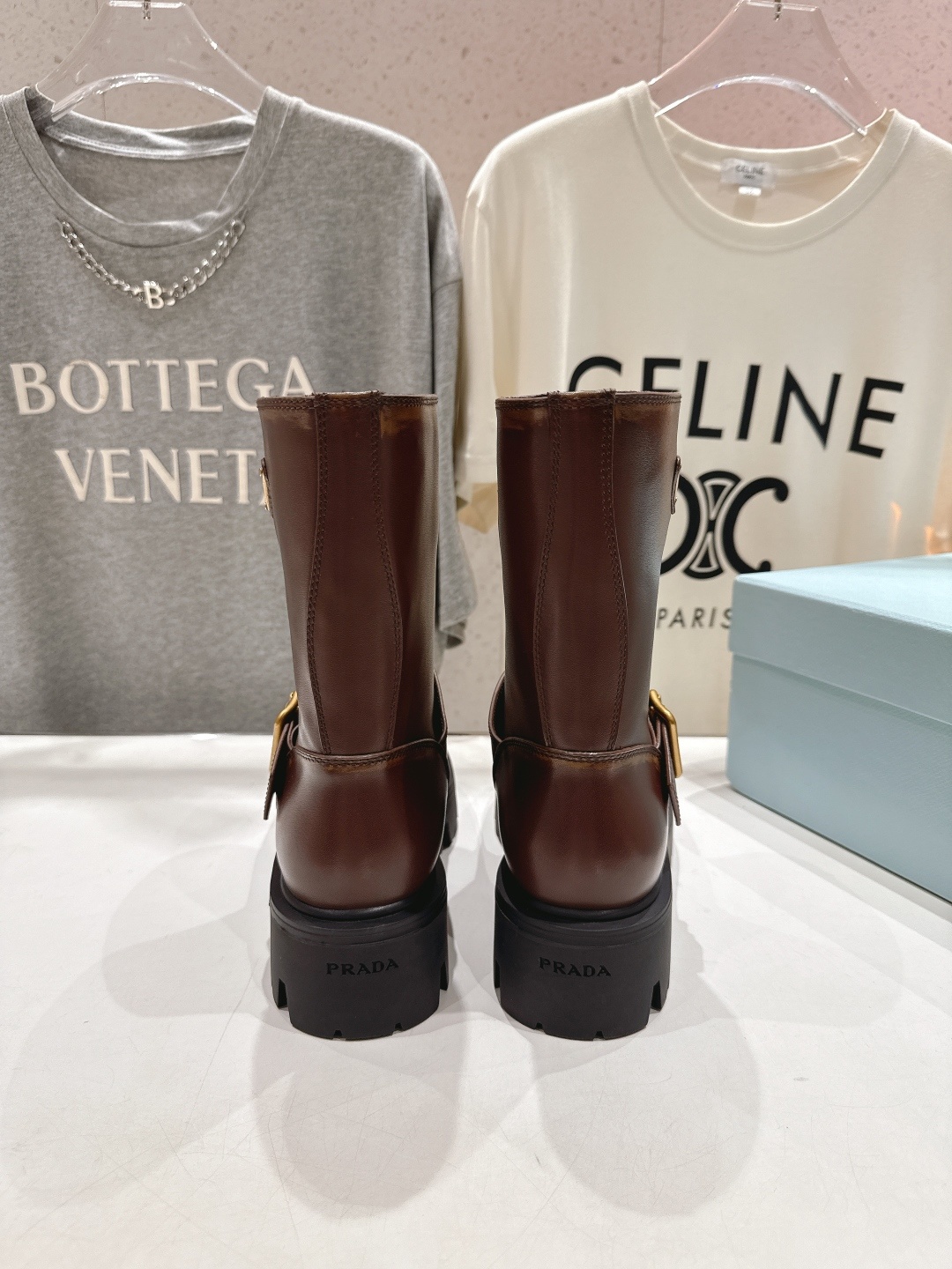 高版本出厂 prada/普拉达F041 2025ss最新三角扣厚底中筒靴马丁靴,非常耐看的一款走秀款中筒