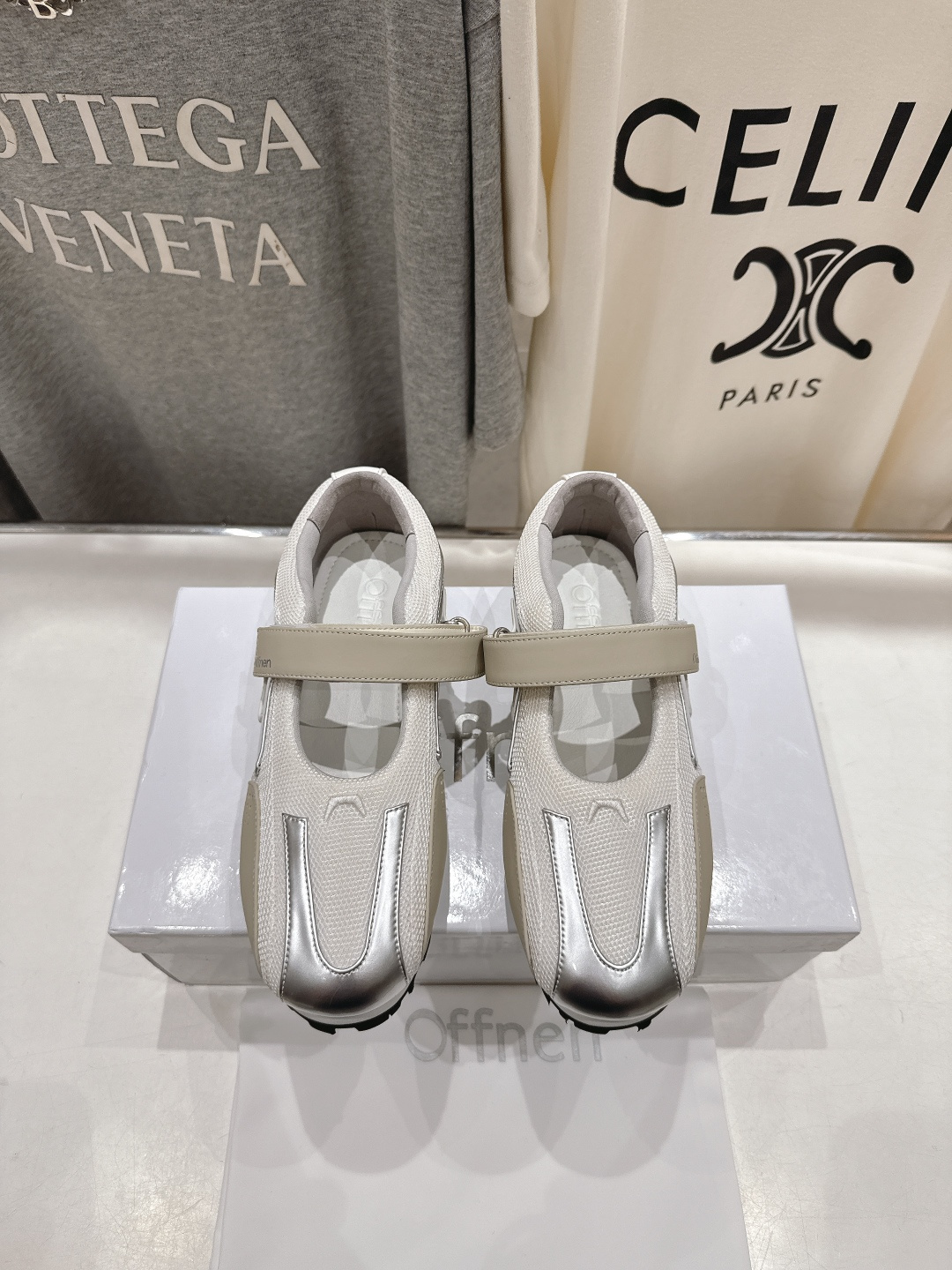 NO:479992,High-version Offnen niche trendy brand 25ss autumn and winter new Velcro Mary Jane sneakers casual ballet shoes!  Cleverly blend retro and trends, fresh green and yellow color scheme, unique fashion sense of Velcro design adds casualness, upper material splicing, exquisite details, it breaks the convention, both playful and elegant, and the comfort and vitality of sneakers, is the personality choice at the forefront of fashion. The upper is made of imported suede spliced ​​cowhide, customized breathable mesh in the inner lining, footbed sheepskin, original open mold rubber outsole, size 35-41 (40.41 custom made without return) with original packaging, Mary Jane, off white, mary jane, sneakers, cowhide, sheepskin, chamois leather19860909高版本 Offnen 小众潮牌 25ss秋冬新款魔术贴玛丽珍运动鞋休闲芭蕾鞋！ 巧妙融合复古与潮流 清新的绿黄配色 撞出独特时尚感魔术贴设计增添随性 鞋面材质拼接 细节精致 它打破常规 既有玛丽珍的俏皮优雅 又具运动鞋的舒适活力 是走在时尚前沿的个性之选 鞋面采用进口麂皮拼接牛皮 内里定制透气网 垫脚羊皮 大底原版开模橡胶大底 码数35-41（40.41定做不退换） 配原版包装,玛丽珍,off white,mary jane,sneakers,cowhide,sheepskin,chamois leather,Women's Shoes