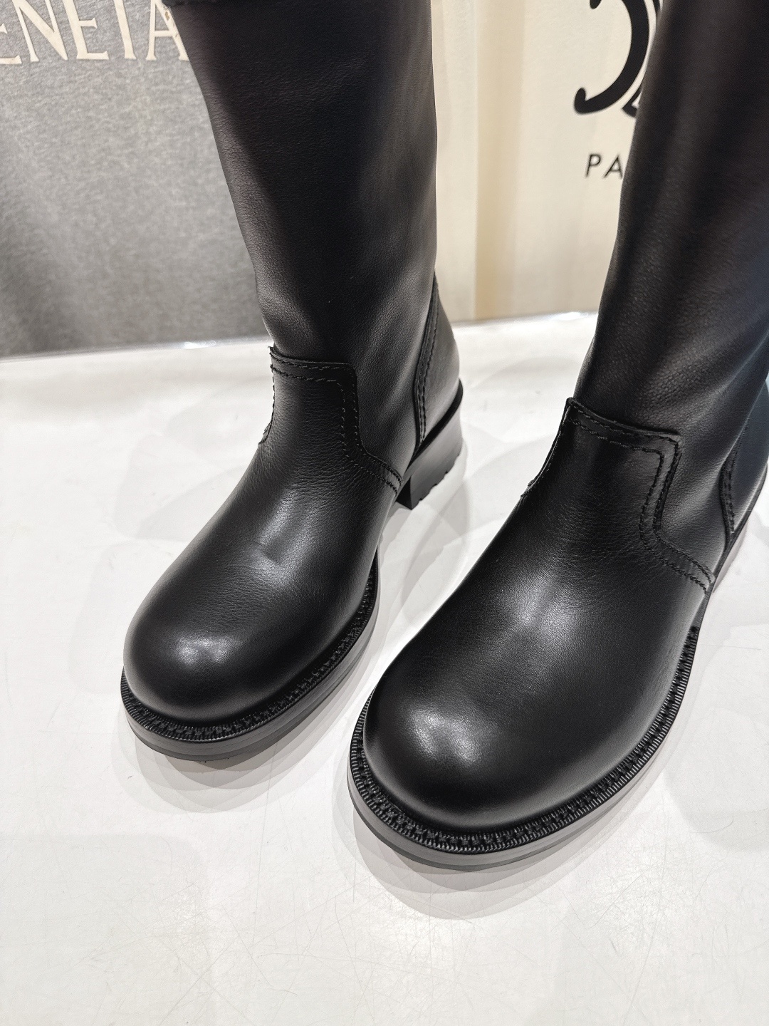 高版本出厂 prada/普拉达F026 2025ss最新厚底马丁靴中筒靴,非常耐看的一款走秀款中筒靴 原