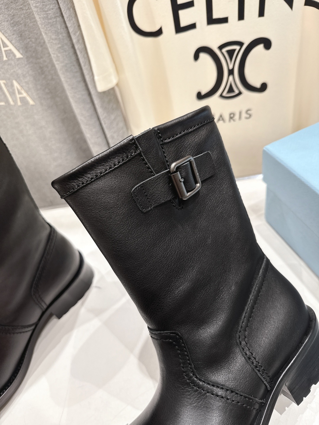 高版本出厂 prada/普拉达F026 2025ss最新厚底马丁靴中筒靴,非常耐看的一款走秀款中筒靴 原