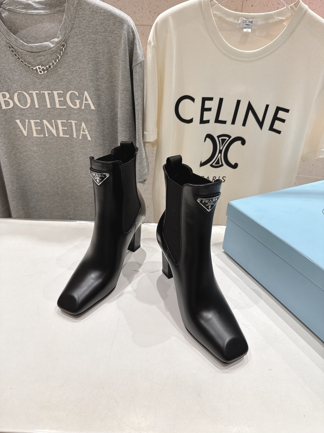 高版本出厂 Prada*普拉达P家F025 2025ss秋冬新品三角扣切尔西高跟短靴时髦百搭nice单品