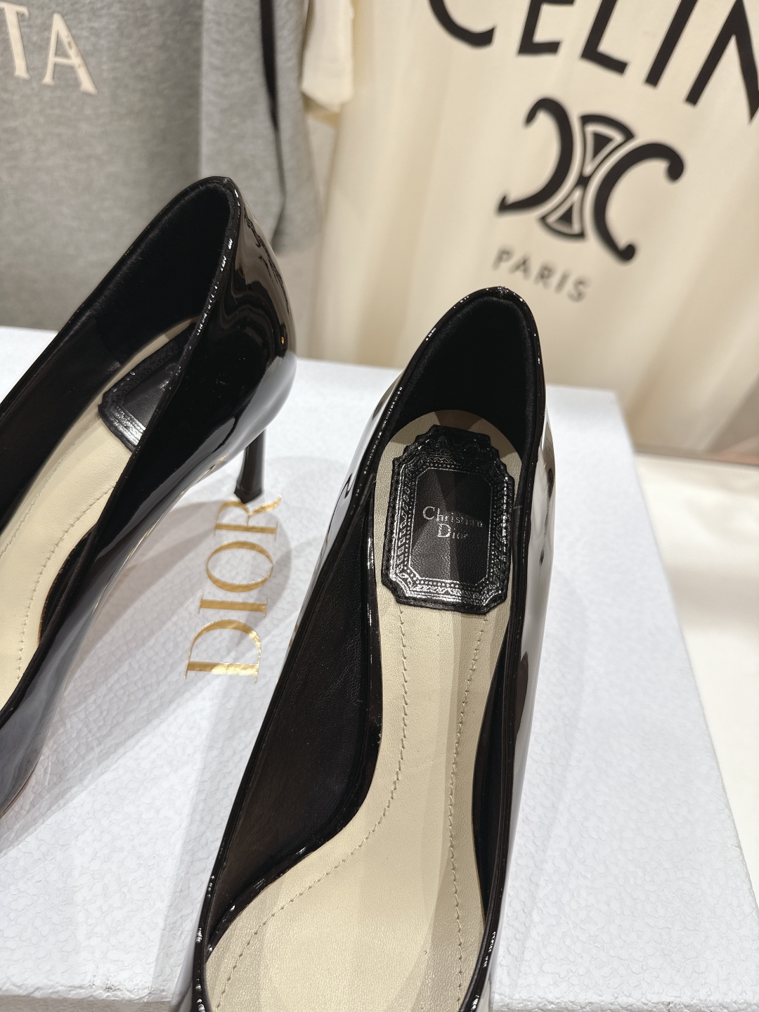 高版本出厂 DIOR*迪奥D家2025ss新款尖头高跟鞋时装鞋！顶级版本～超美的脚踝扣上脚超仙儿尖头设计