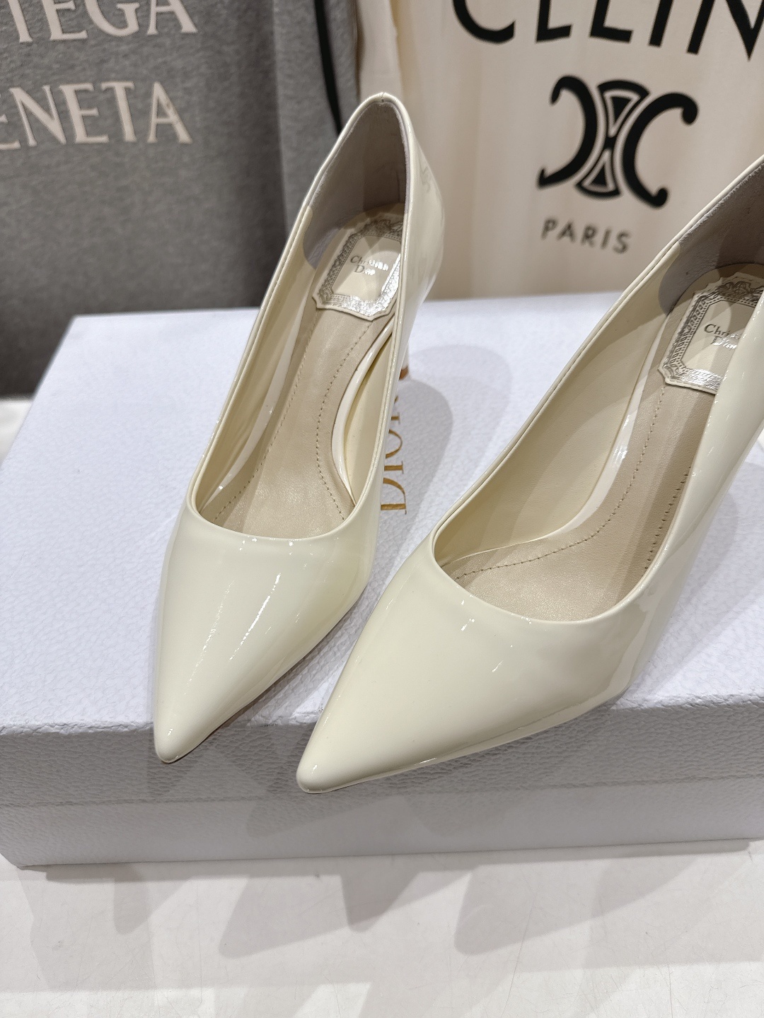 高版本出厂 DIOR*迪奥D家2025ss新款尖头高跟鞋时装鞋!顶级版本~超美的脚踝扣上脚超仙儿尖头设计