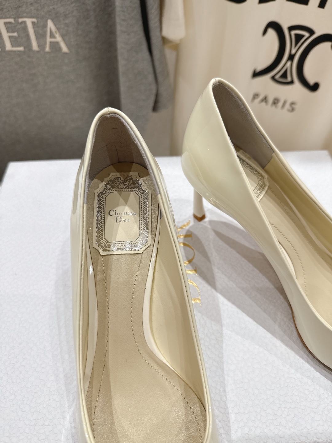 高版本出厂 DIOR*迪奥D家2025ss新款尖头高跟鞋时装鞋!顶级版本~超美的脚踝扣上脚超仙儿尖头设计
